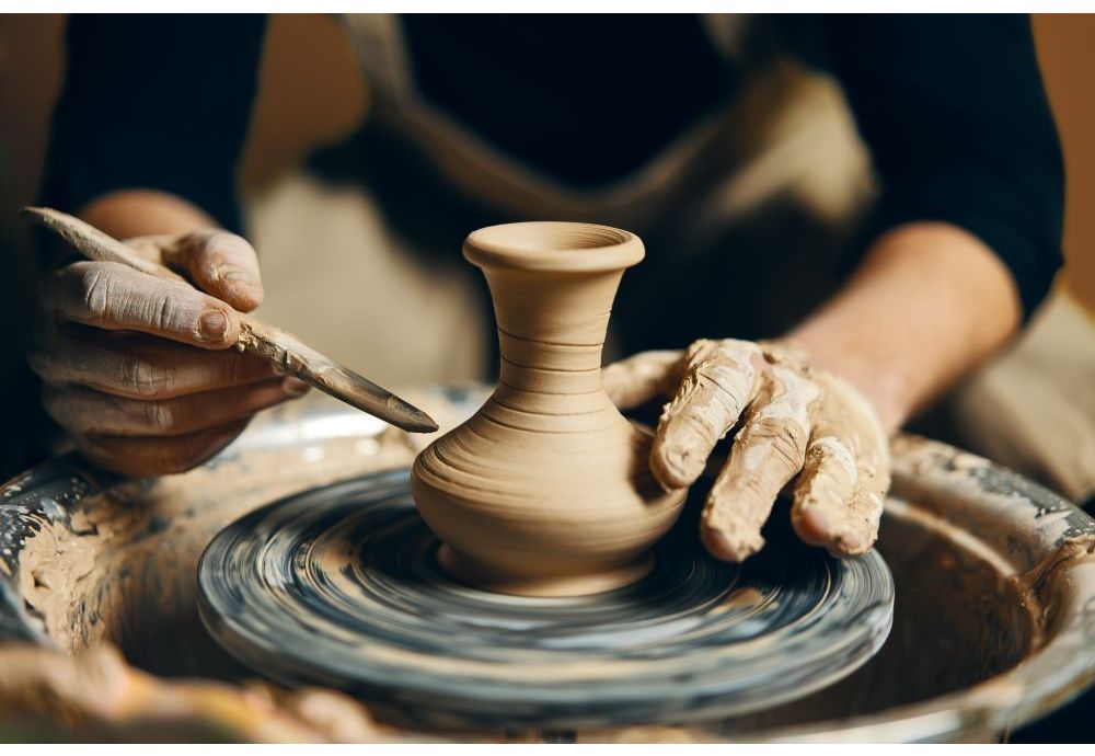 Măiestria meșteșugului olăritului: creația artistică a ceramicii
