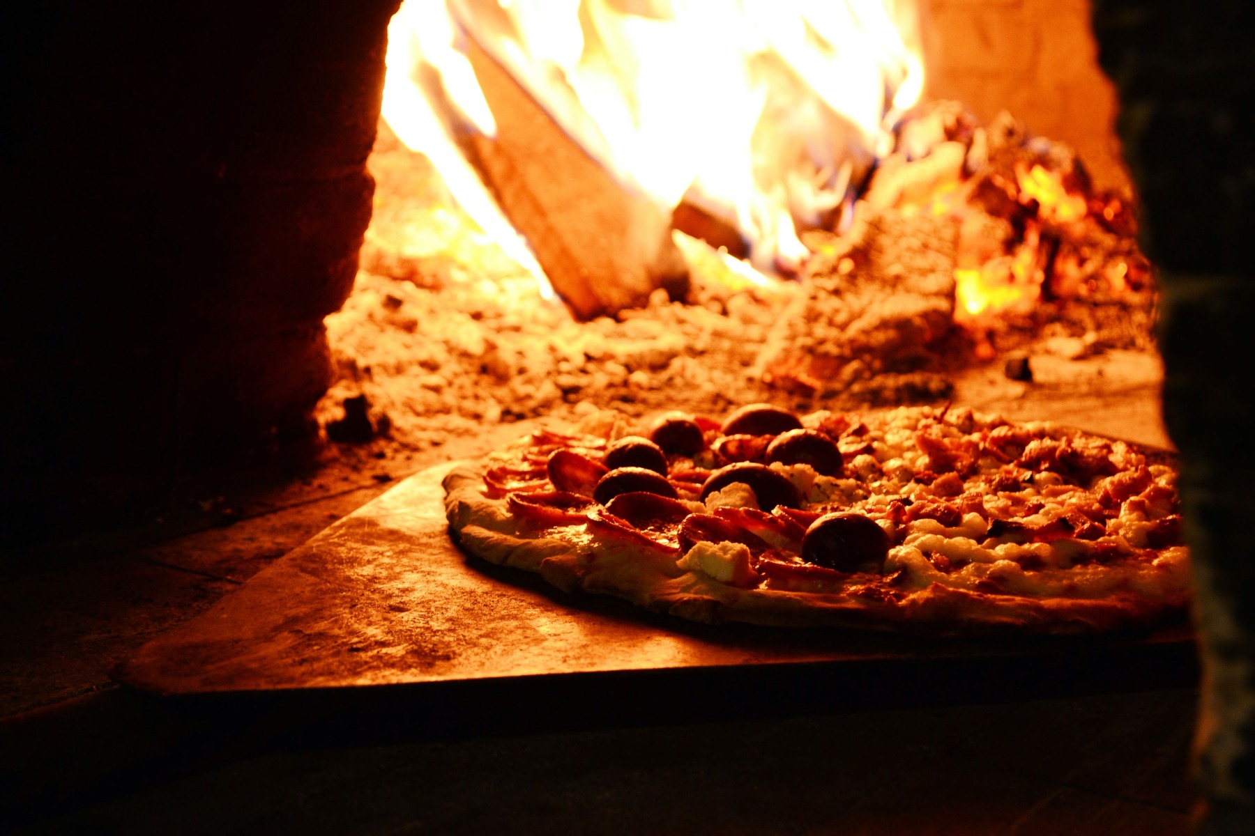 coacerea pizzei într-un cuptor pe lemne