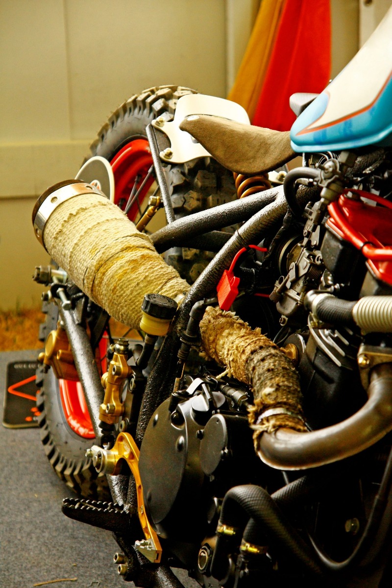 Bandă izolatoare termorezistentă pentru evacuare de motocicletă