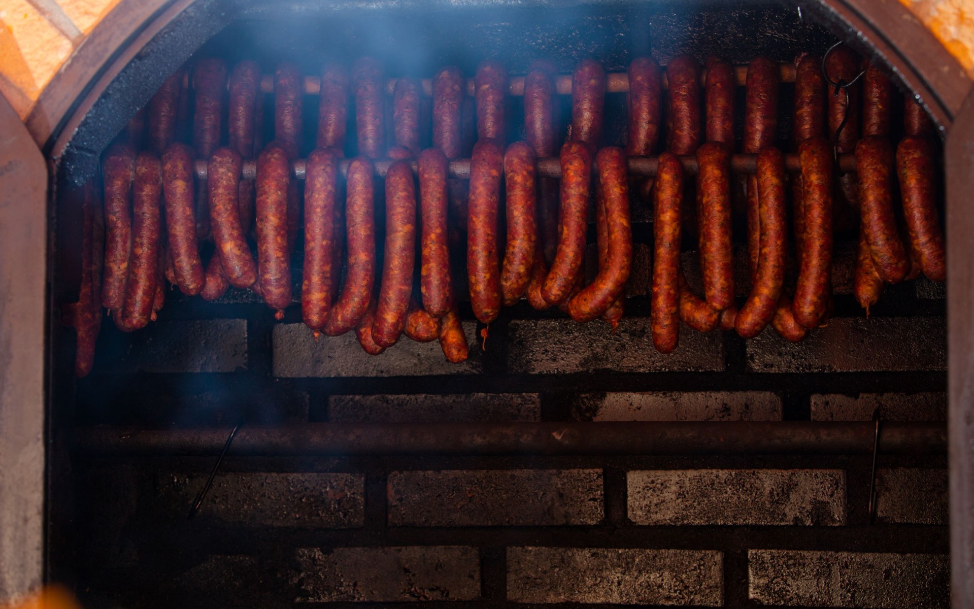 Carne afumată într-o afumătoare din cărămidă