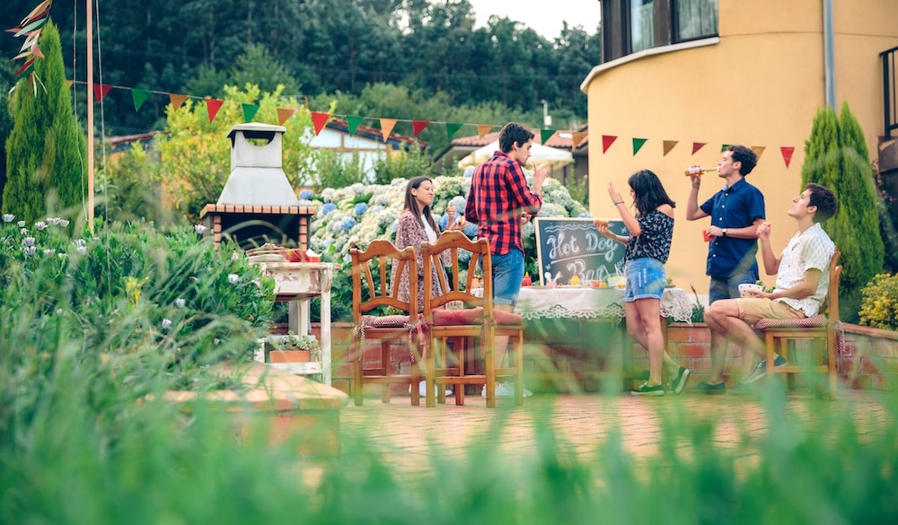 Pregătirea mâncării pe un grătar barbecue