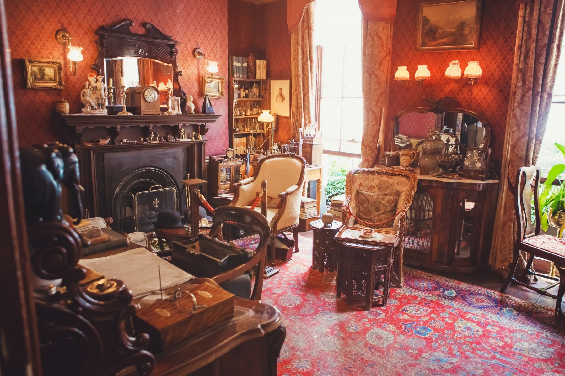 Șemineu victorian în living